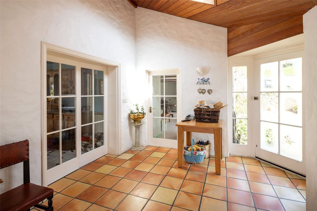 Property photo 3 of 36 Entrance Hall