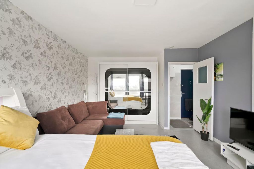 Property photo 1 of 19 Living Room