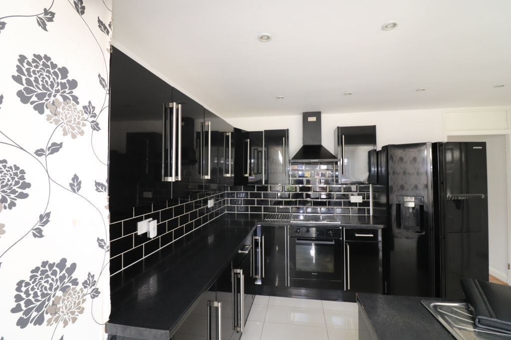 Property photo 2 of 10 Kitchen