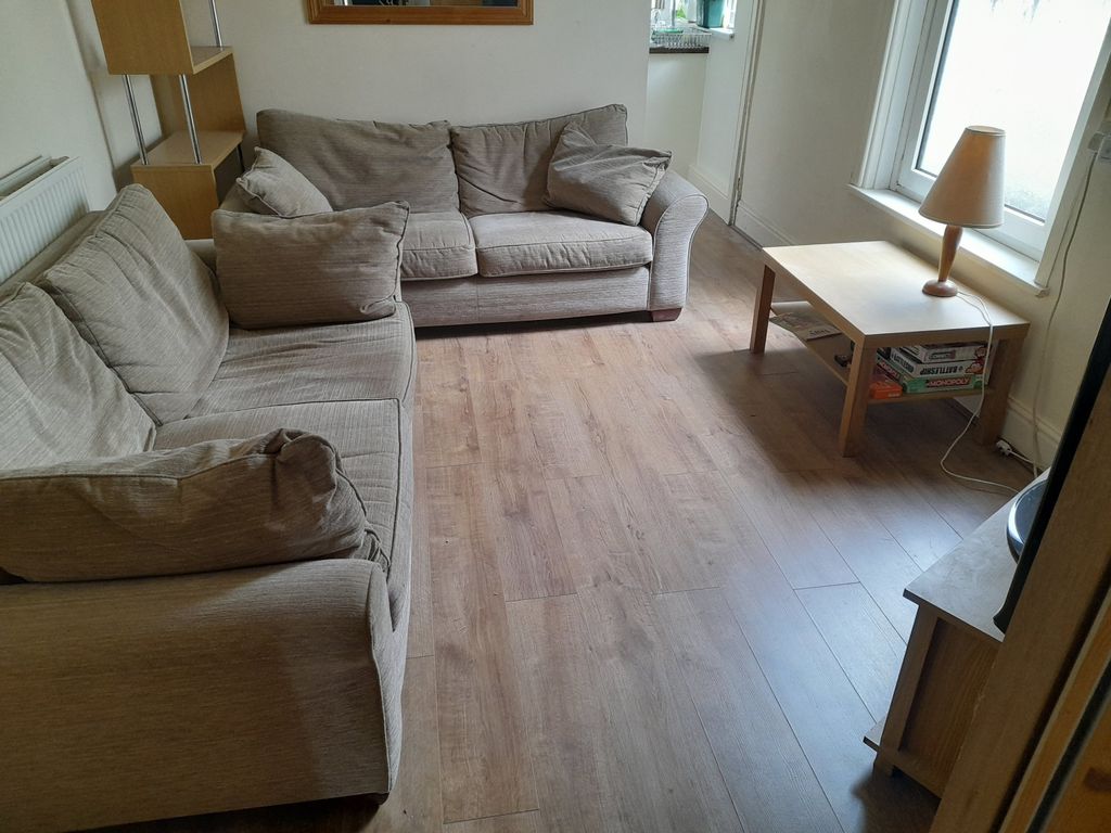 Property photo 2 of 13 74 Vivian Rd Lounge