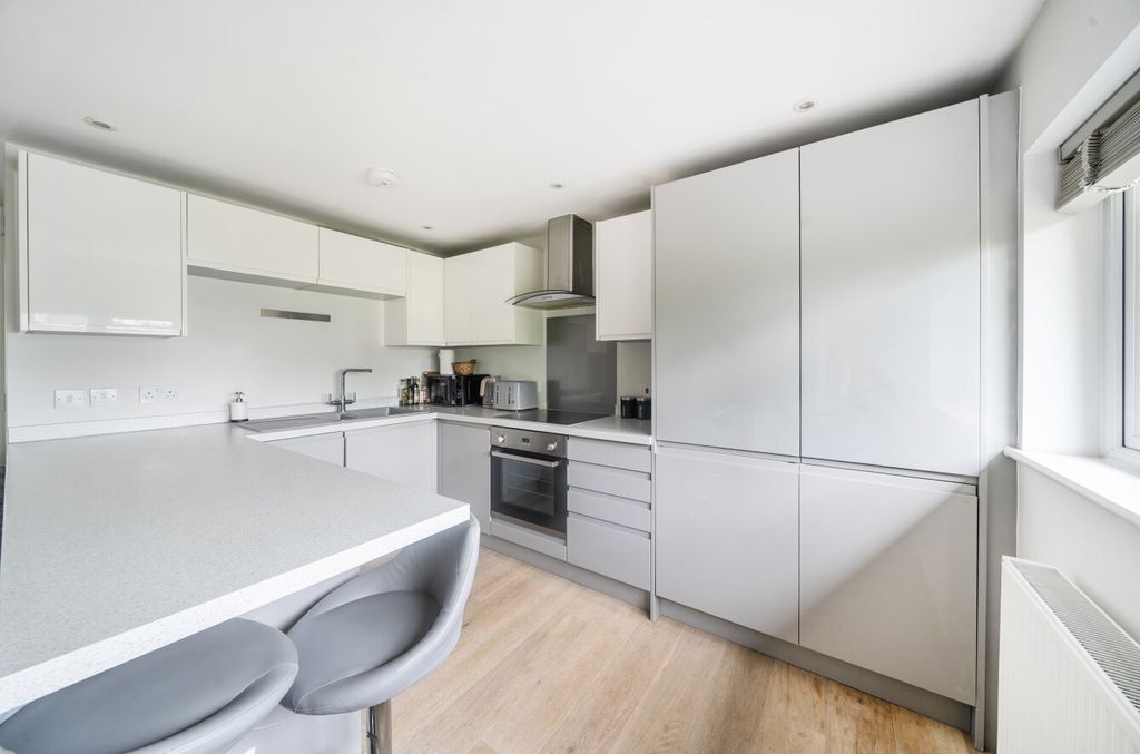 Property photo 2 of 10 Kitchen