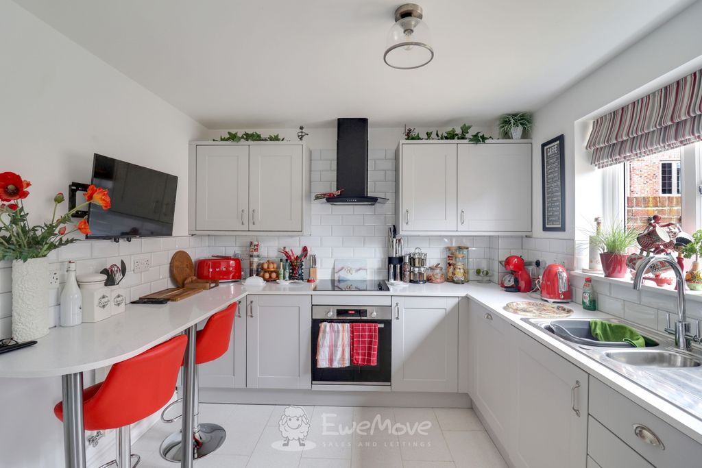 Property photo 3 of 20 Kitchen And Breakfast Bar