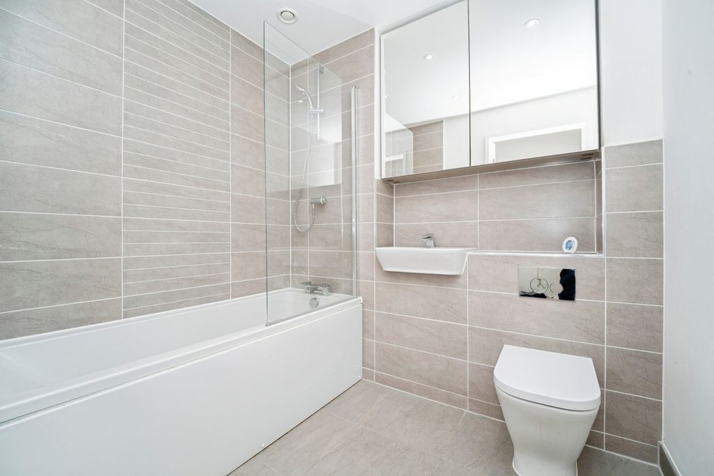 Property photo 2 of 20 Bathroom