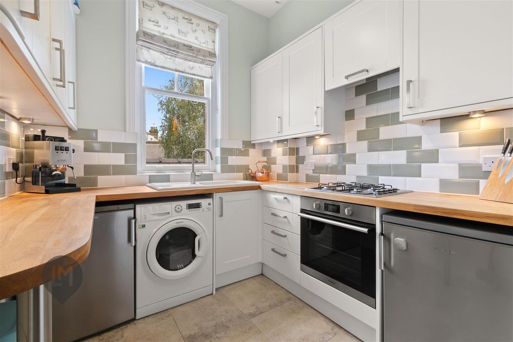 Property photo 3 of 6 Kitchen