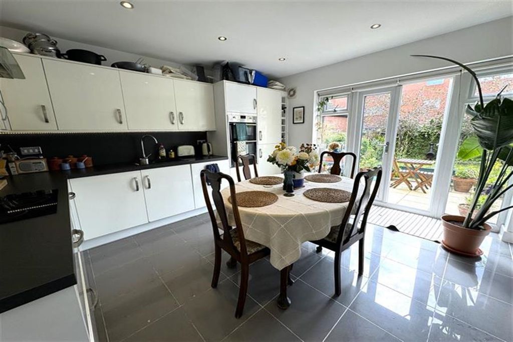 Property photo 3 of 10 (Main)