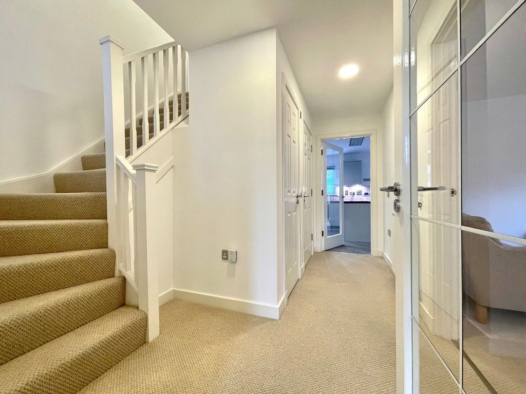 Property photo 2 of 34