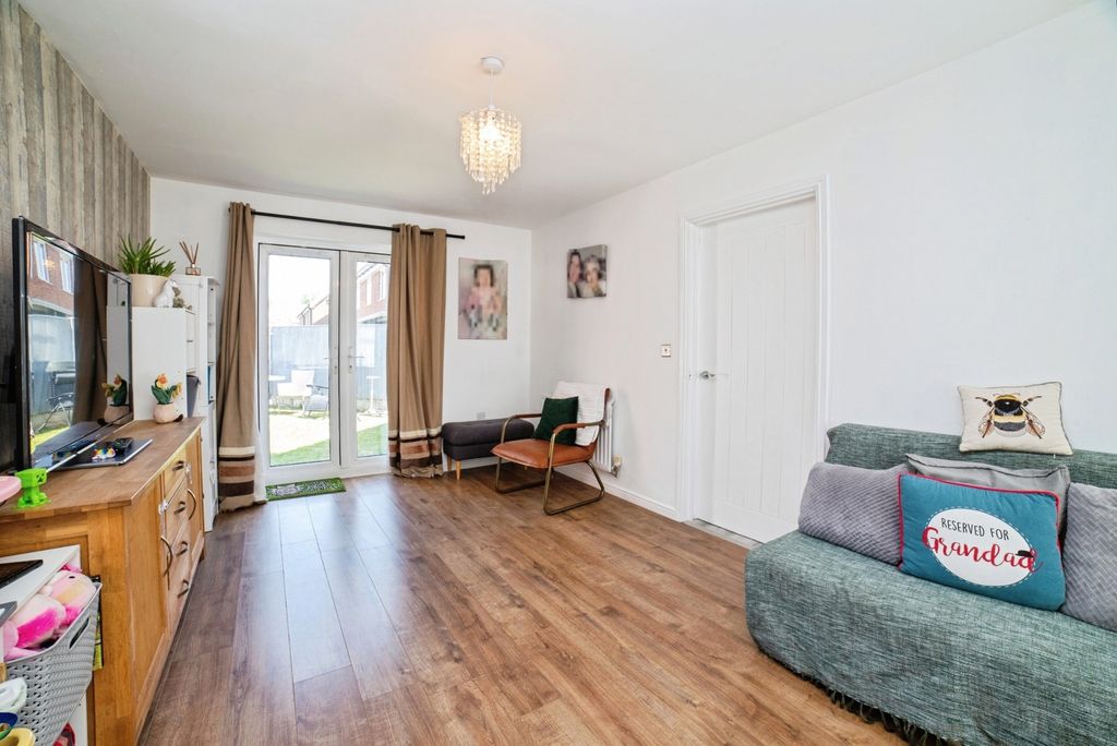 Property photo 3 of 15 Lounge