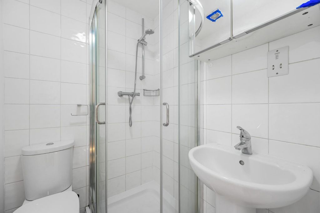 Property photo 3 of 5 Rcfb- Flat 10 132 Shepherds Bush Road- Bathroom 3_