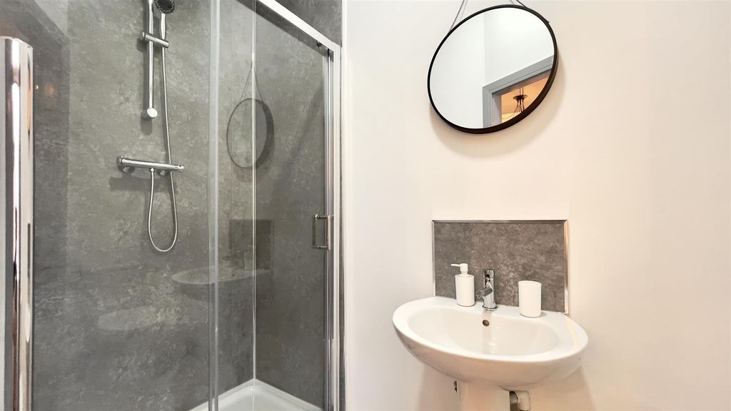 Property photo 3 of 19 Ensuite x 6.Jpg