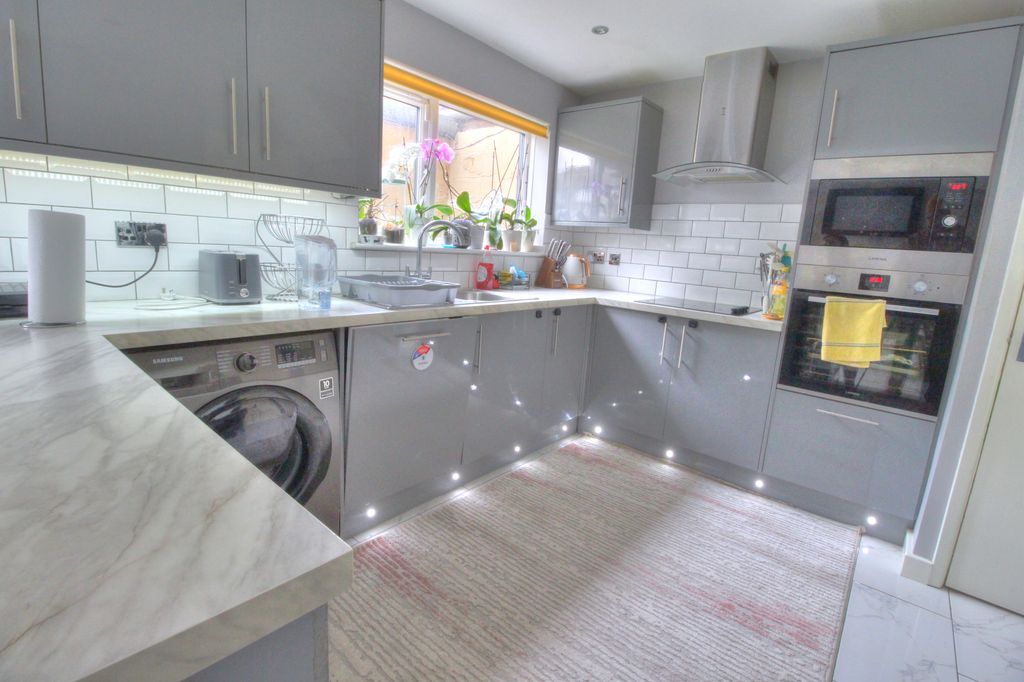 Property photo 2 of 16 Kitchen