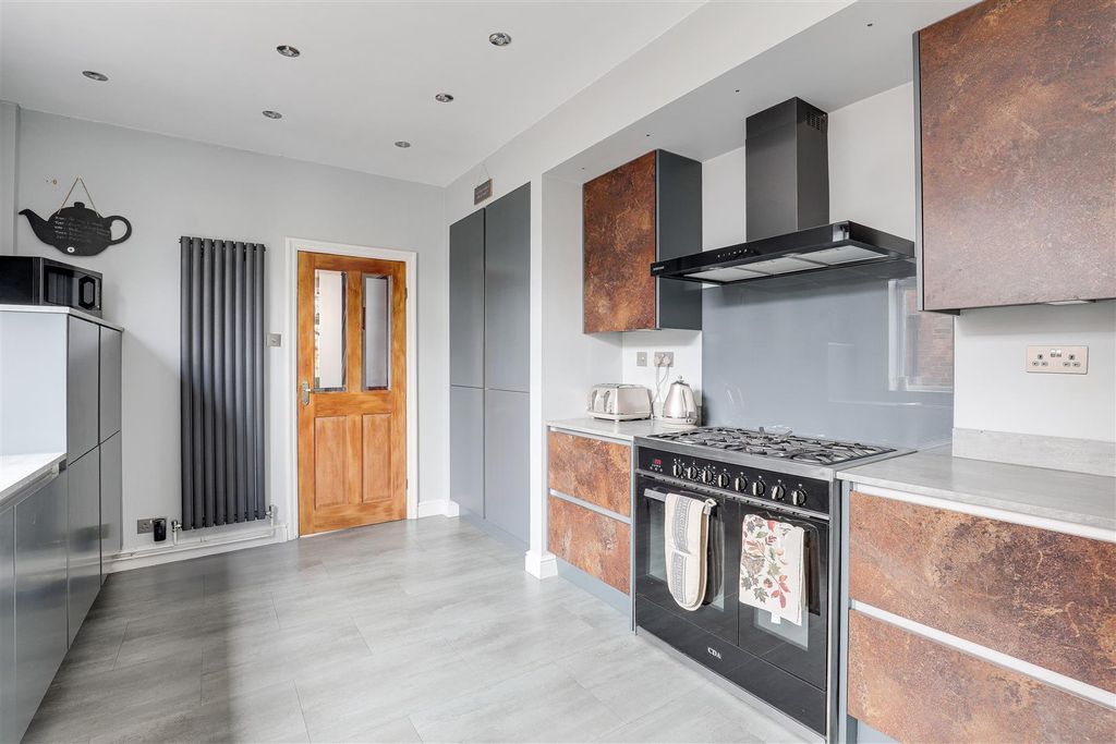 Property photo 2 of 32 5721.Jpg