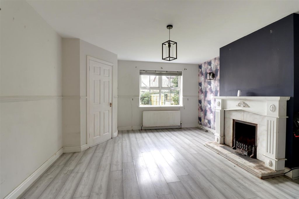 Property photo 3 of 12 Lounge