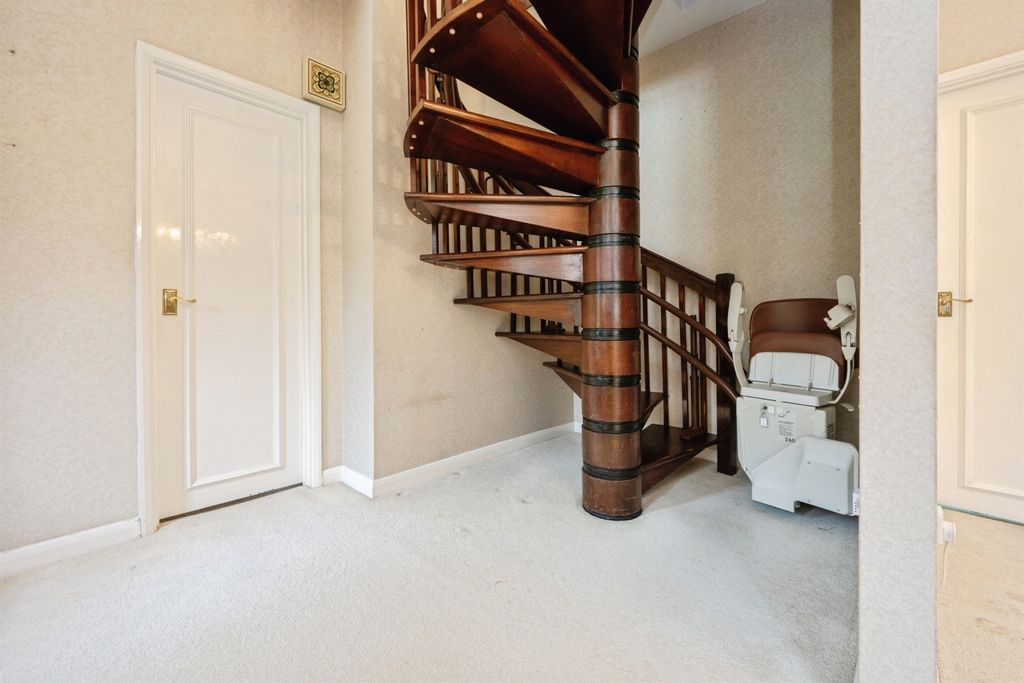 Property photo 2 of 31