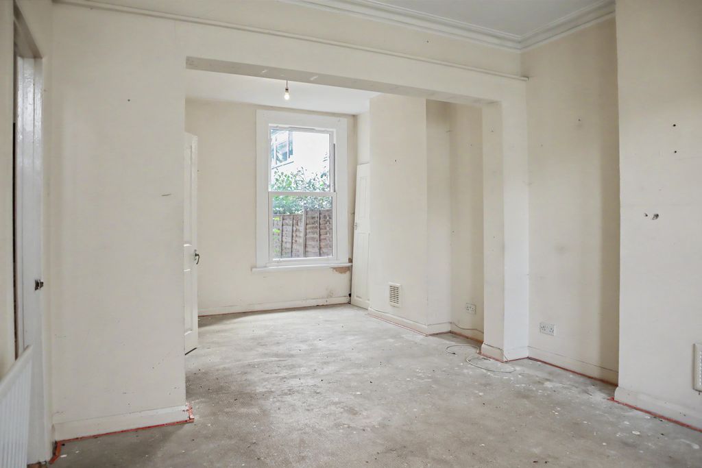 Property photo 3 of 21 101 Eardley Road, Streatham, London Sw16 6Db