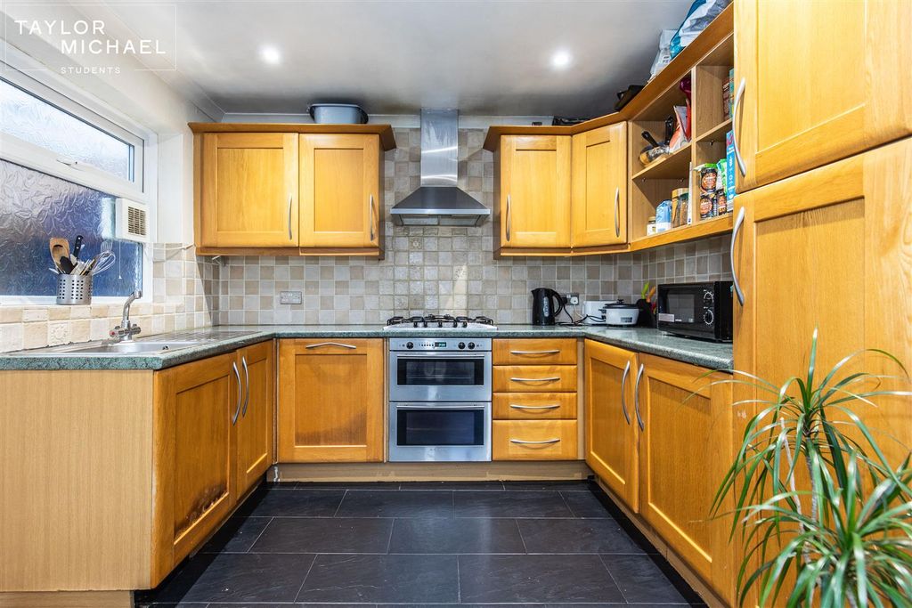 Property photo 2 of 30 Kitchen