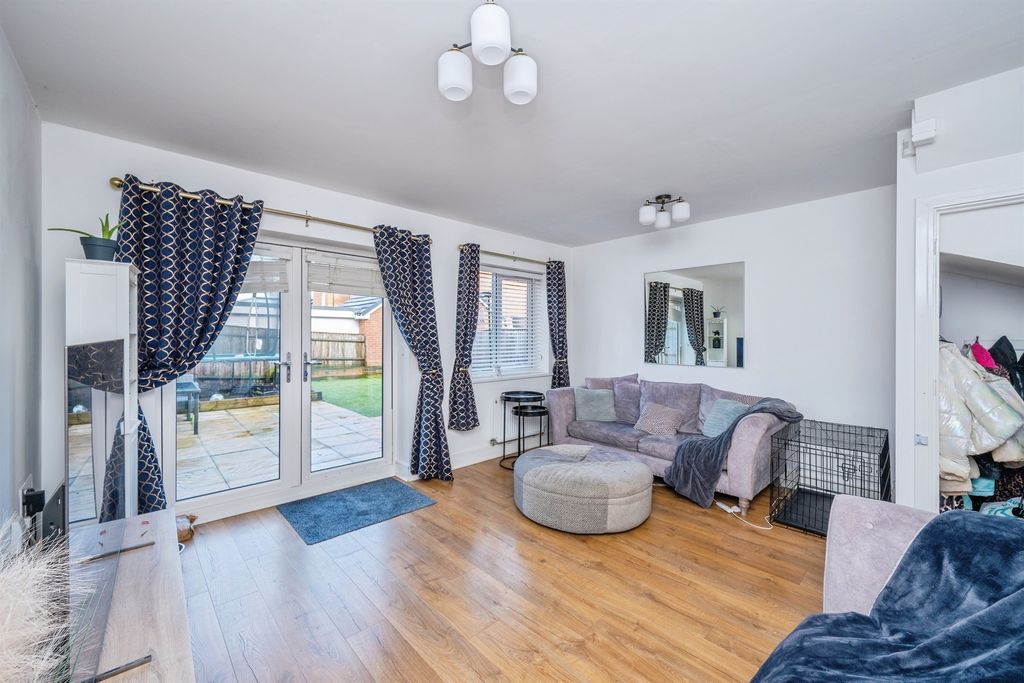 Property photo 2 of 18 Lounge