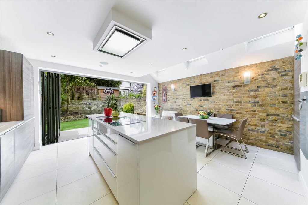 Property photo 2 of 18 Image
