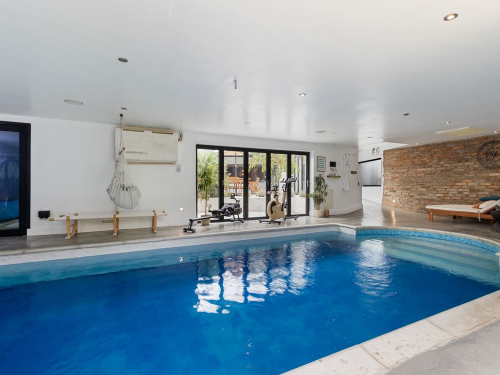 Property photo 2 of 27