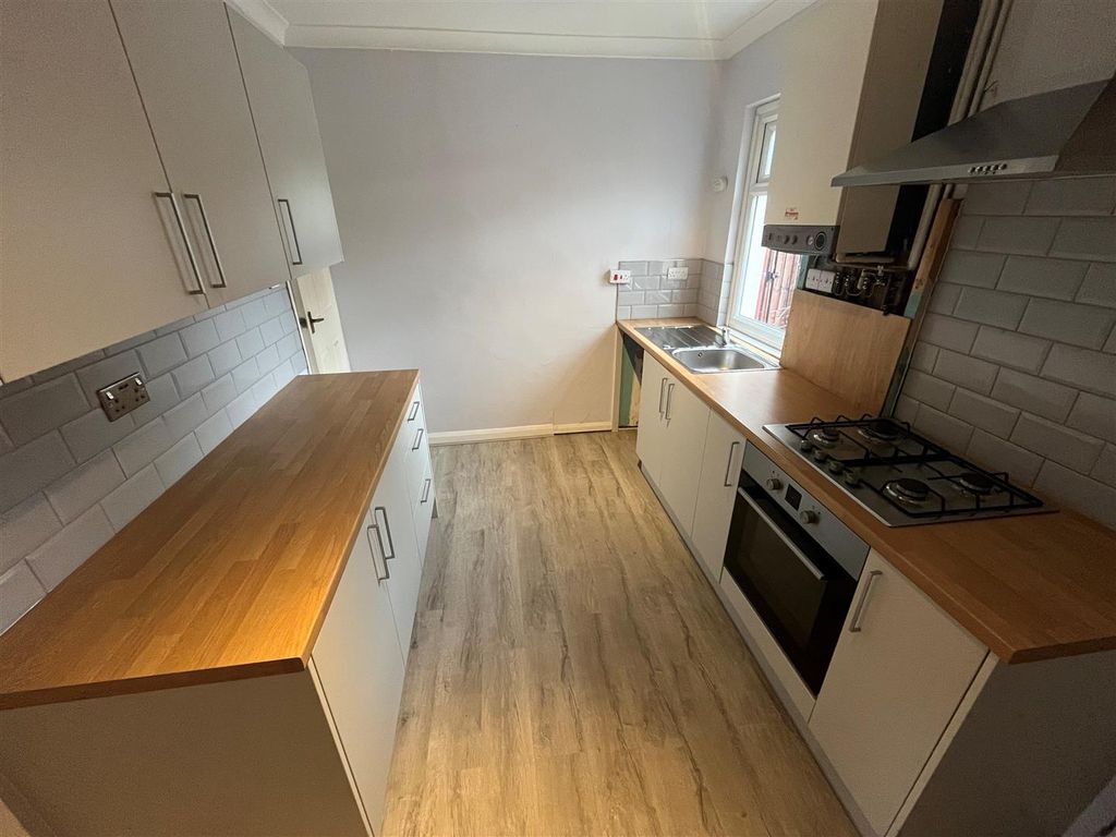Property photo 2 of 10 Kitchen