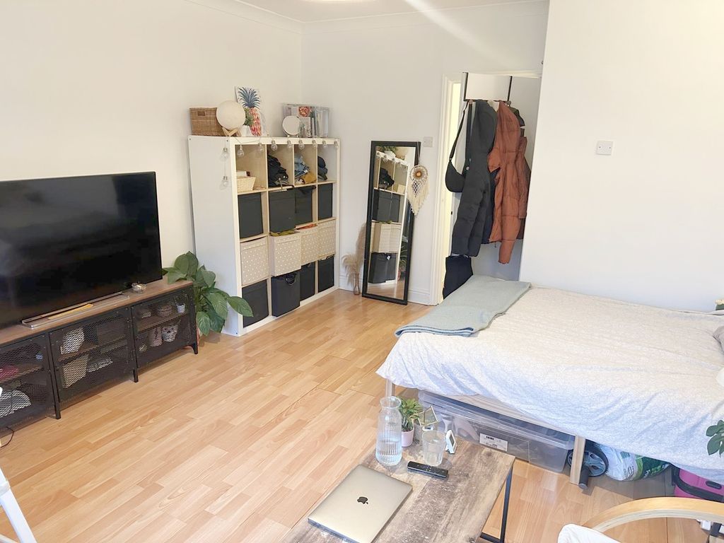 Property photo 2 of 6 Open Plan Living Room/Bedroom