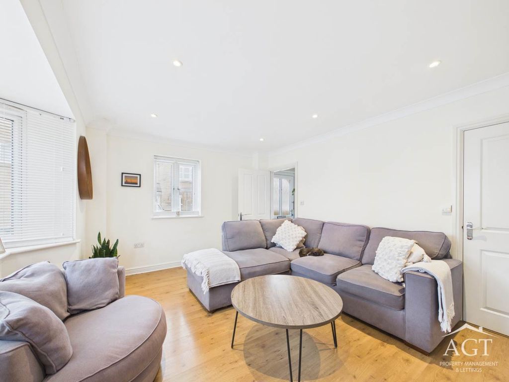 Property photo 3 of 15 Lounge