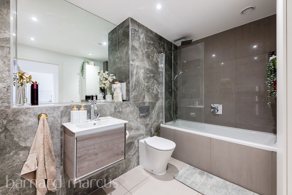 Property photo 2 of 8 Bedroom