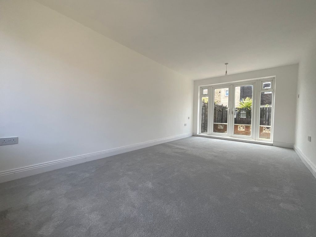 Property photo 2 of 16 4077143