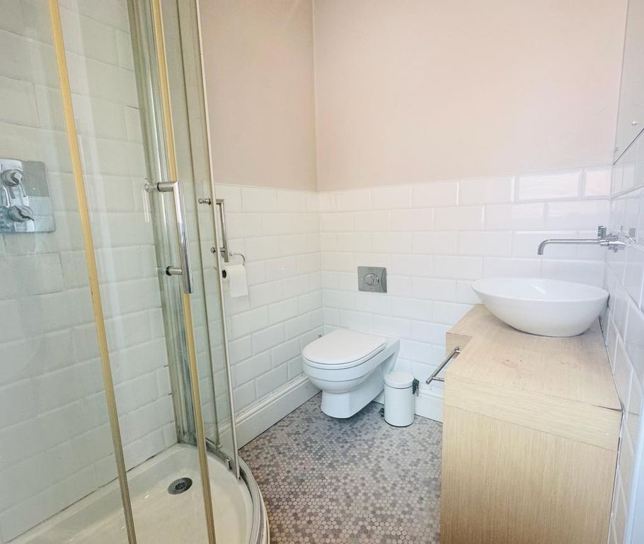 Property photo 3 of 9 Ensuite