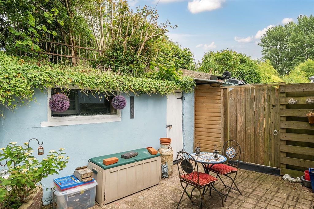 Property photo 3 of 13 Garden