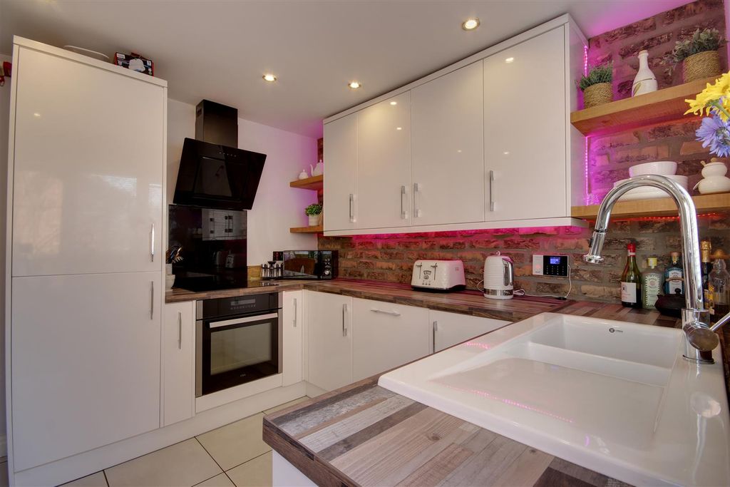 Property photo 2 of 14 Kitchen