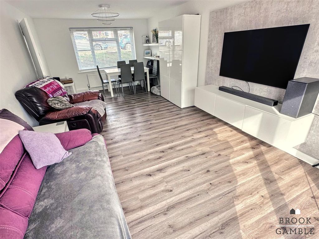 Property photo 3 of 19 01323 438506