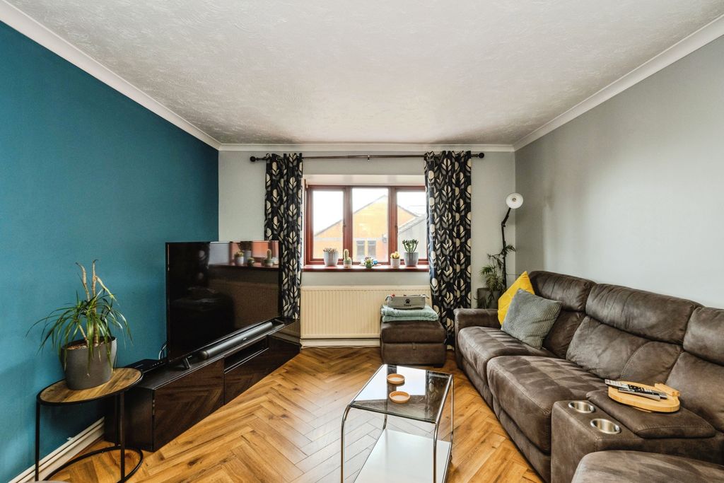 Property photo 2 of 18