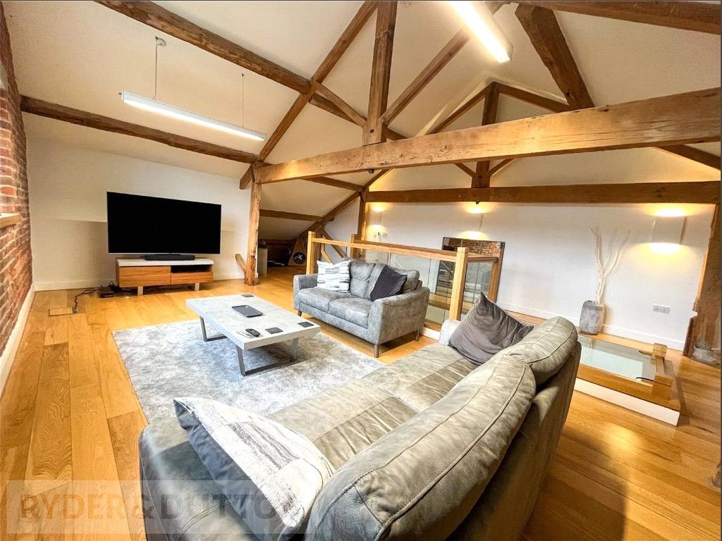 Property photo 3 of 19 Lounge