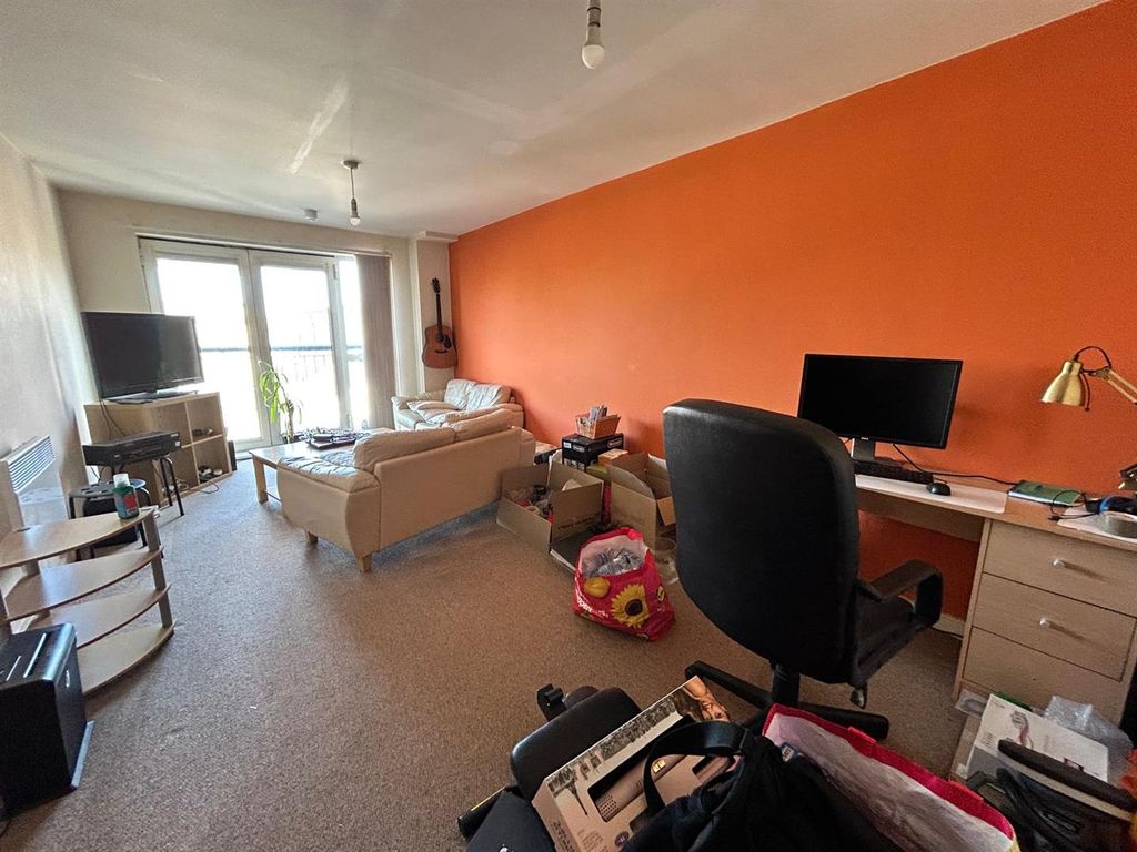 Property photo 3 of 10 Lounge