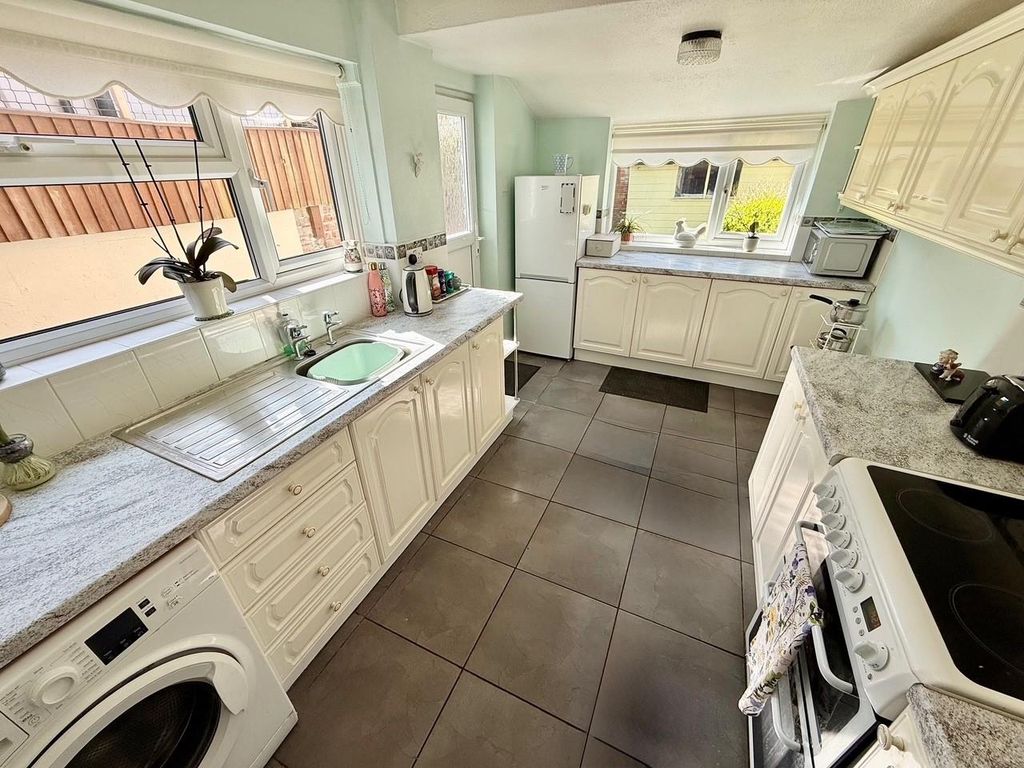 Property photo 2 of 21 Kitchen