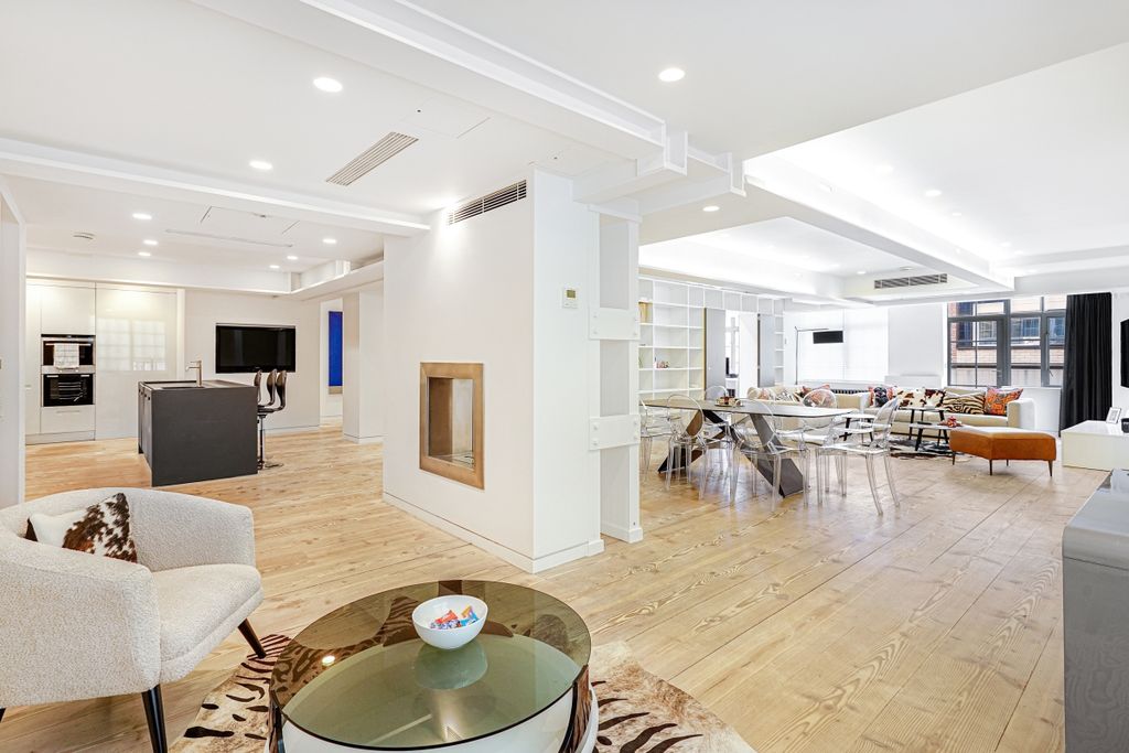 Property photo 3 of 10 34 The Regent Lof...