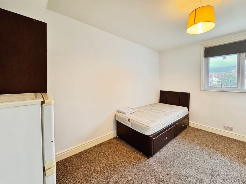 Property photo 2 of 6 Bedroom