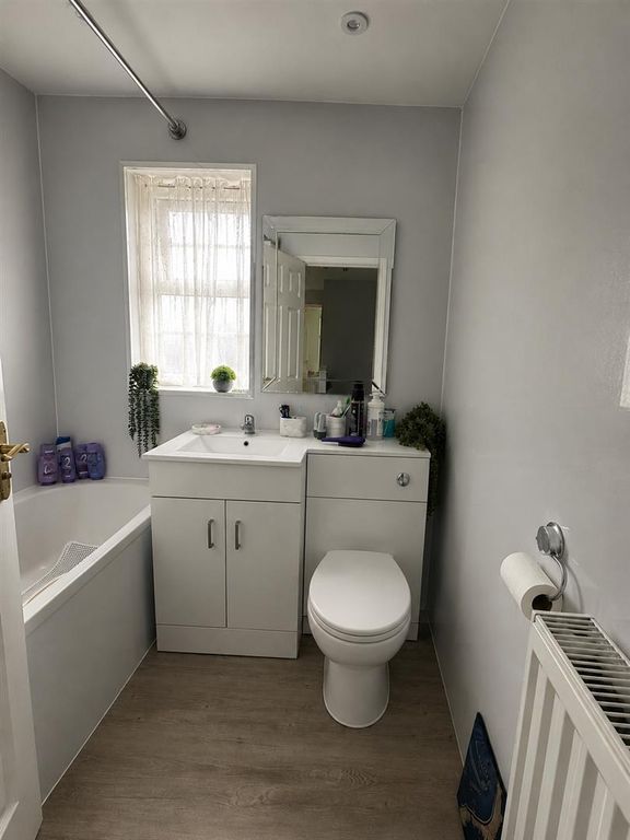 Property photo 2 of 10 Bathroom / WC: