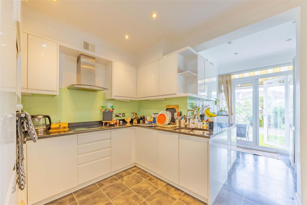 Property photo 3 of 19 Kitchen