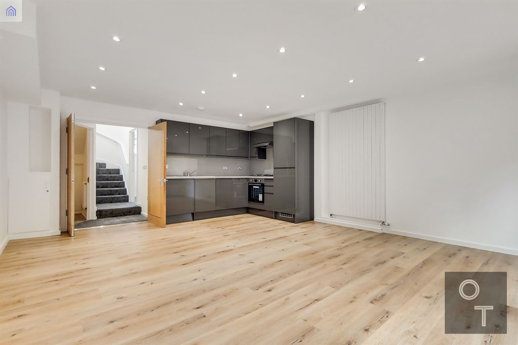 Property photo 2 of 10 Kitchen+%2F+Reception
