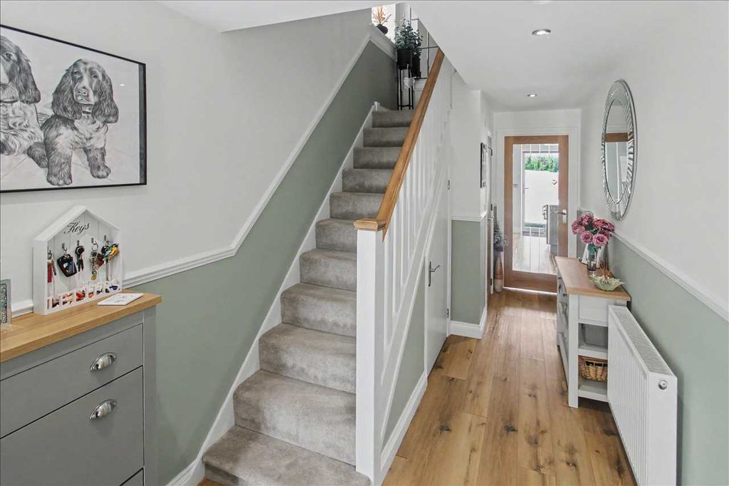 Property photo 2 of 33 Entrance Hall