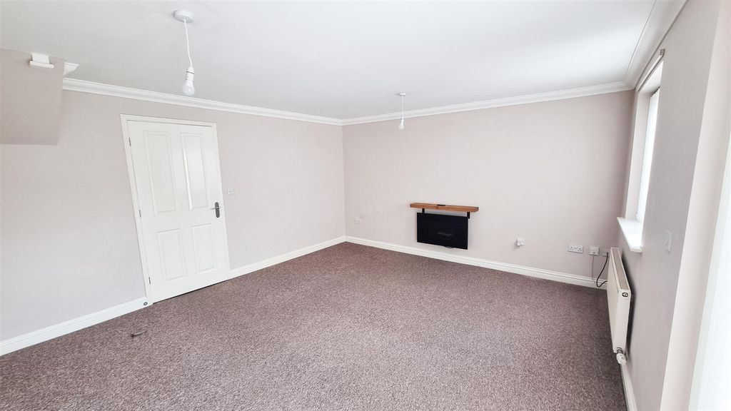 Property photo 3 of 11 Lounge/ Dining Room