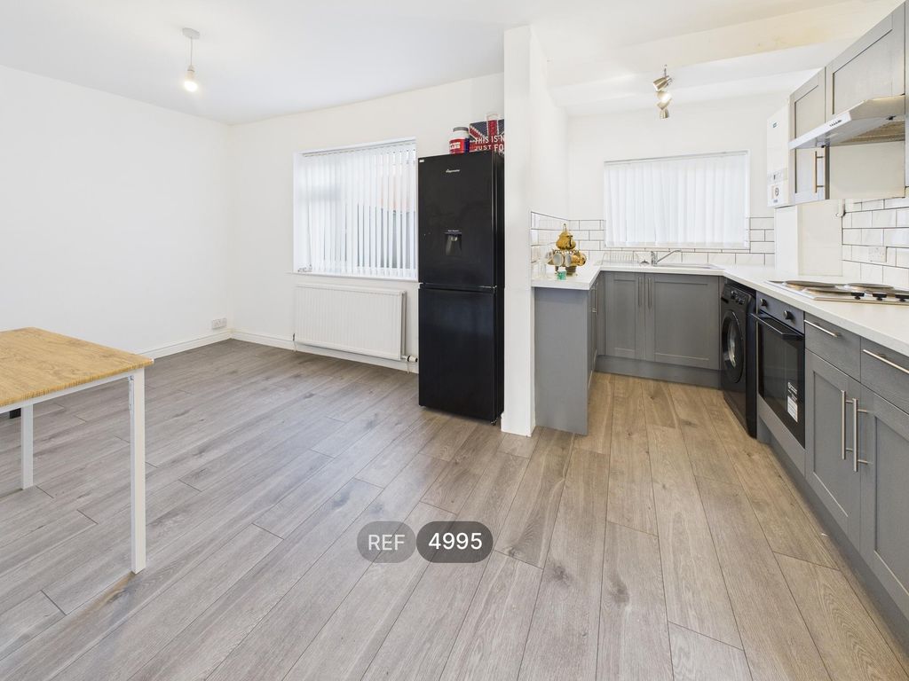 Property photo 2 of 10 Kitchen