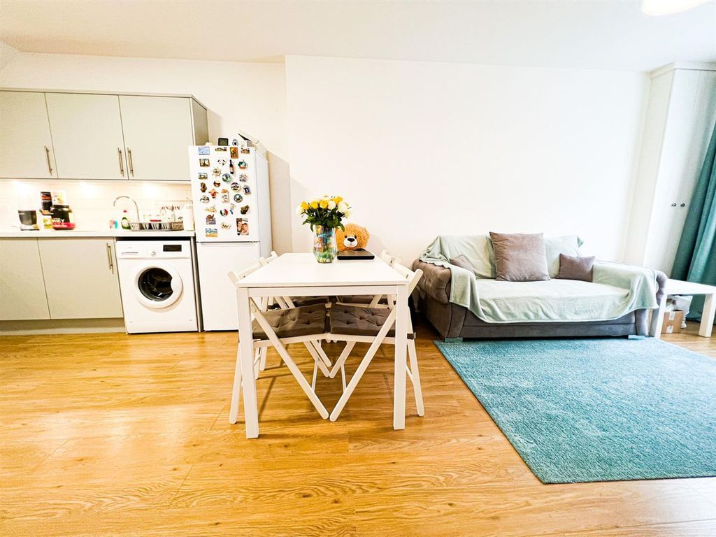 Property photo 2 of 14 Capworth Str E10