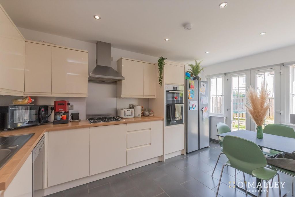 Property photo 3 of 13 Kitchen