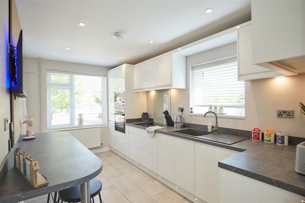 Property photo 2 of 32 3 Fountains Road 6.Jpg