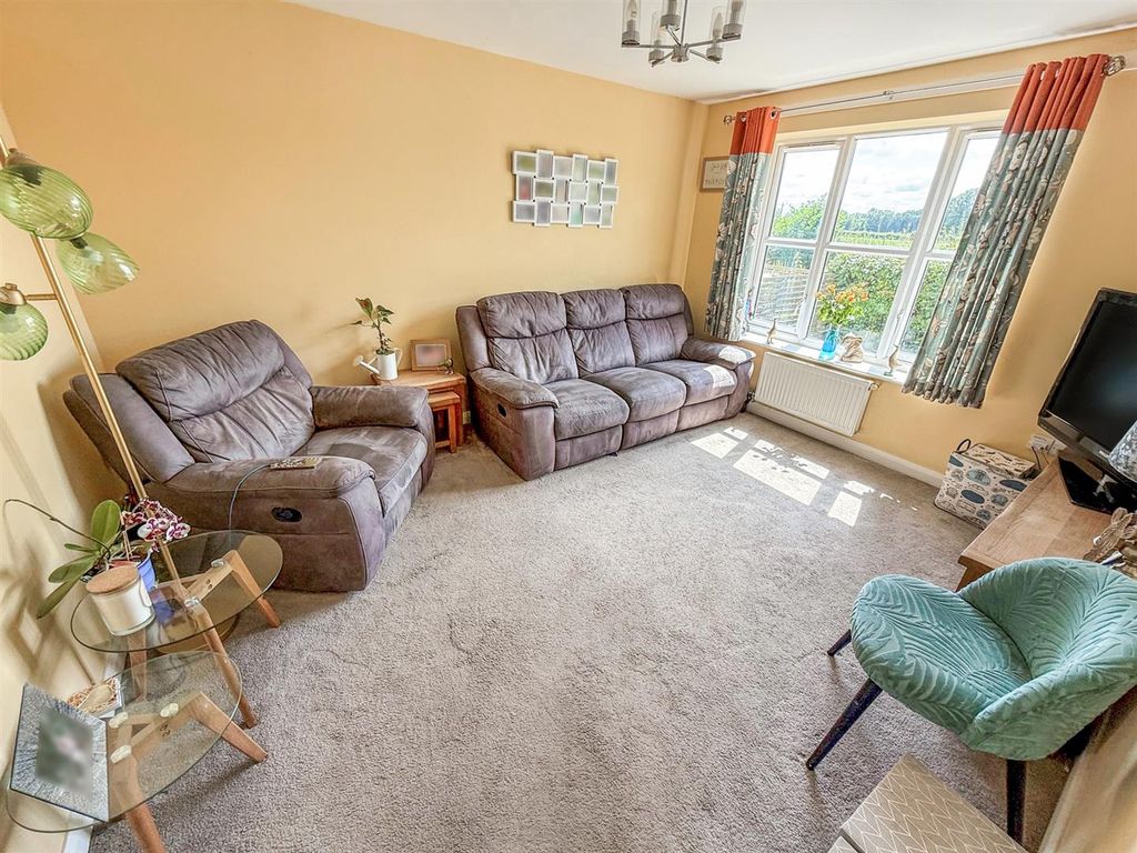 Property photo 3 of 11 Lounge
