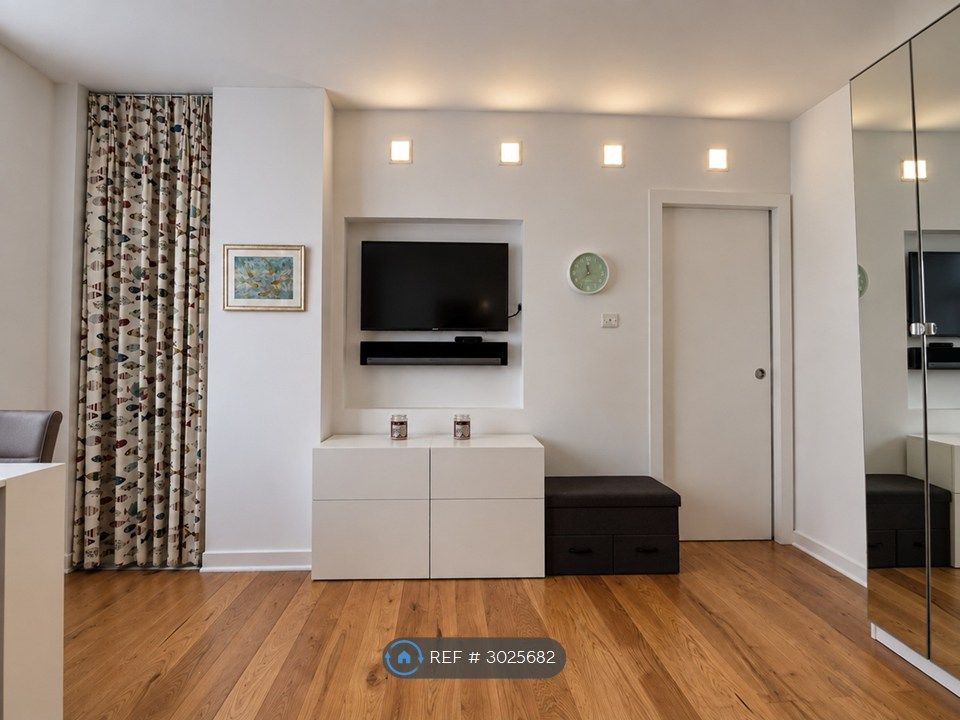 Property photo 1 of 6 Living Room