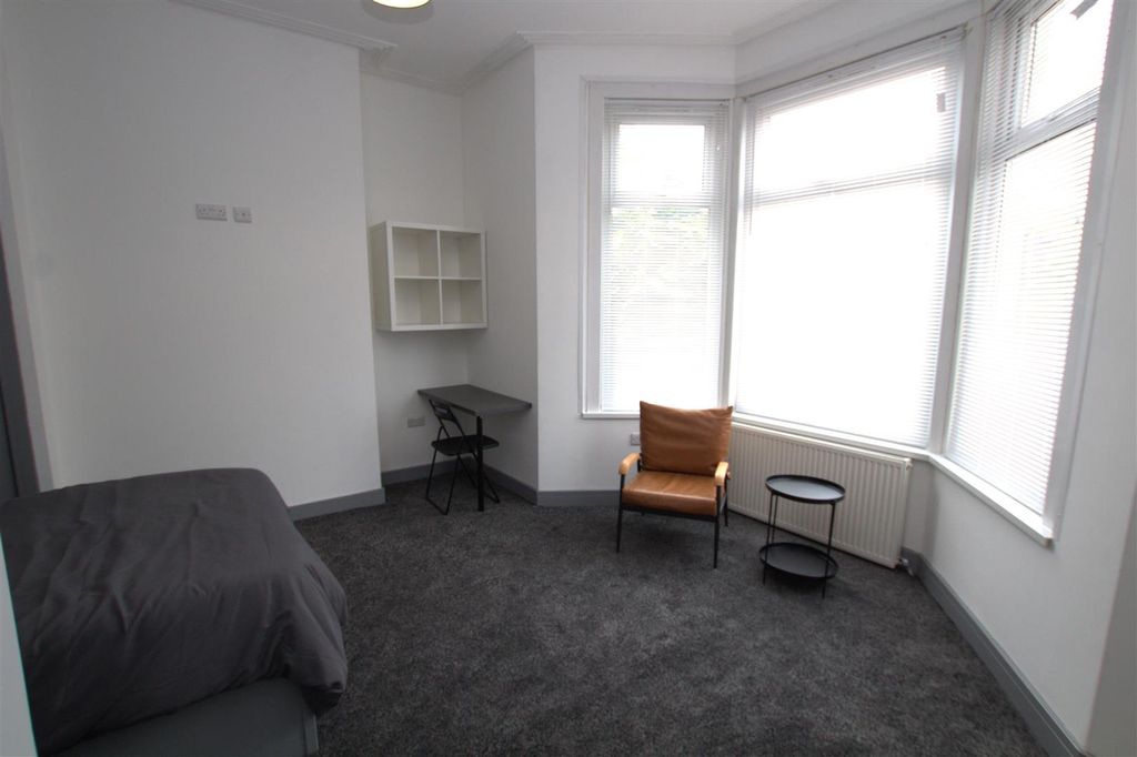Property photo 3 of 13 Flat 6.Jpg