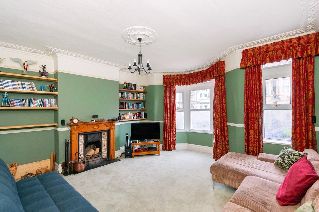 Property photo 1 of 36 9W0Rbn - Living Room E.Jpg